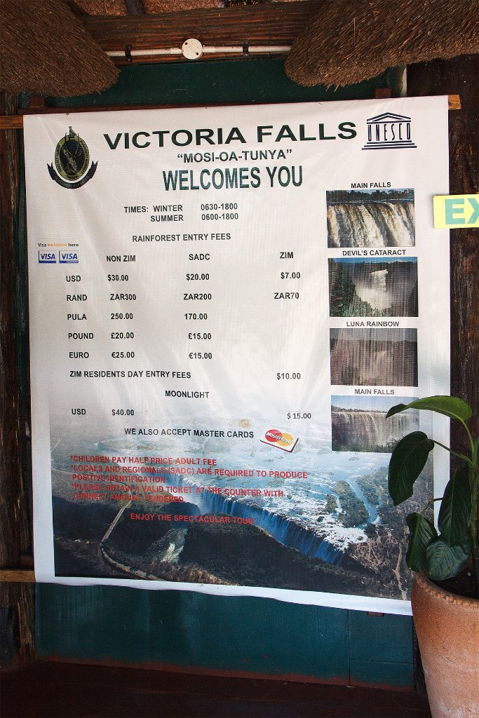 01-Victoria Falls park entrance.jpg - Victoria Falls park entrance